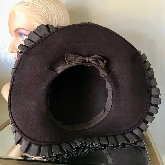 OUTSTANDING 1930s BROWN FELT HALO WIDE BRIM HAT WITH PLEATED GROSGRAIN EDGING